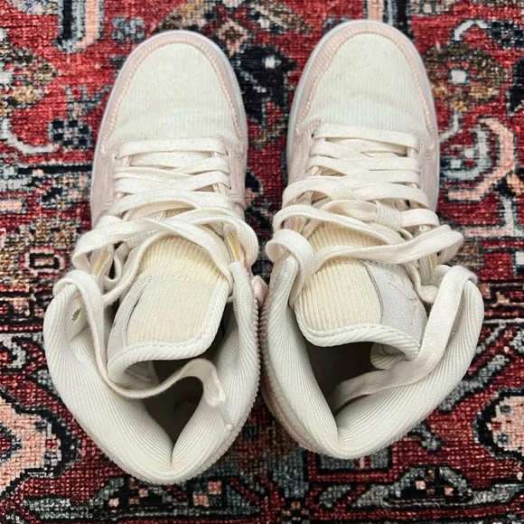 Women’s AIR JORDAN 1 mid SE - Picture 2 of 5